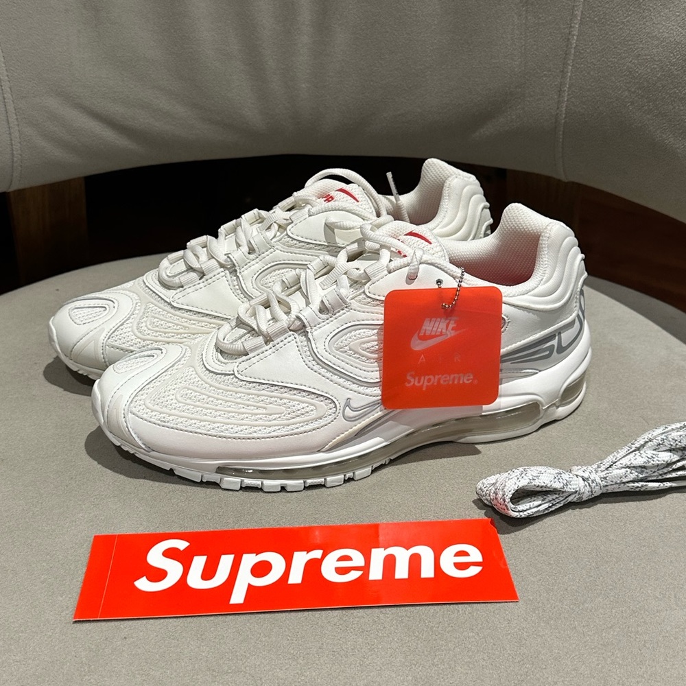 New Authentic Nike Air Max/Supreme Sneaker